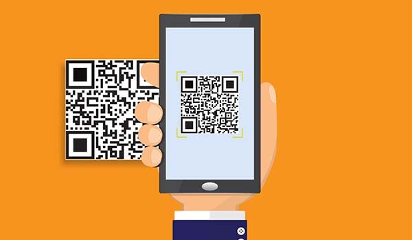 Darstellung der QR-Code-Nutzung auf einem Smartphone, mit Fokus auf die Scanfunktion und die benötigte App.